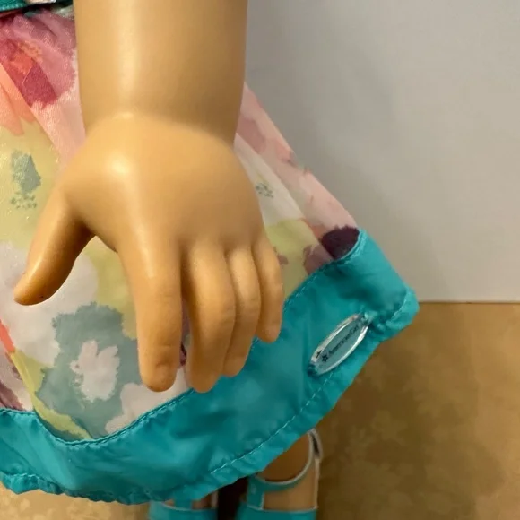 American Girl Doll Brown Hair Brown Eyes & American Girl Outfit